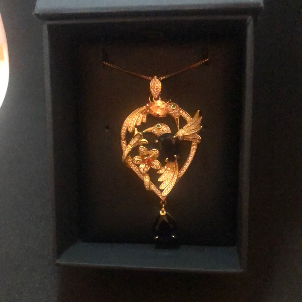 Elegant Gold and Black Pendant Necklace